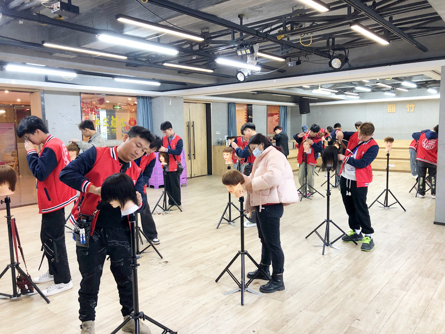 修剪碎發(fā)的技巧，廣西美發(fā)理發(fā)技術(shù)學(xué)校教學(xué)