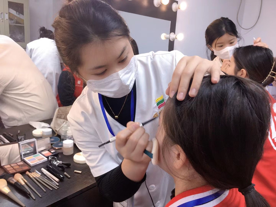 美容師應(yīng)該怎么化妝？南寧美容職業(yè)學(xué)校實踐教學(xué)