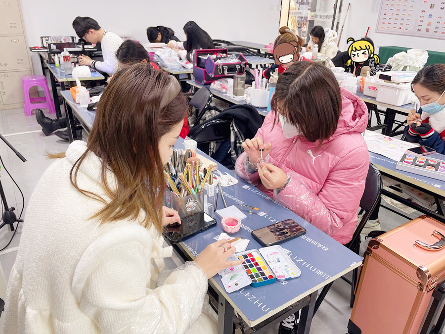 美甲學(xué)色彩重要性，廣西美甲基礎(chǔ)班彩教學(xué)內(nèi)容