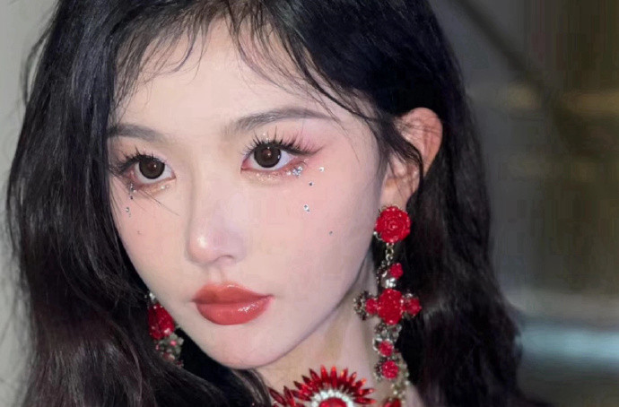 孔雪兒演唱會碎鉆仿妝，廣西美妝學(xué)習(xí)