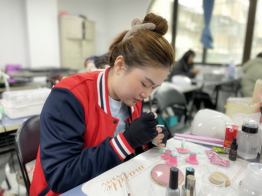 廣西學(xué)美甲護(hù)理：白色美甲變黃怎么辦？