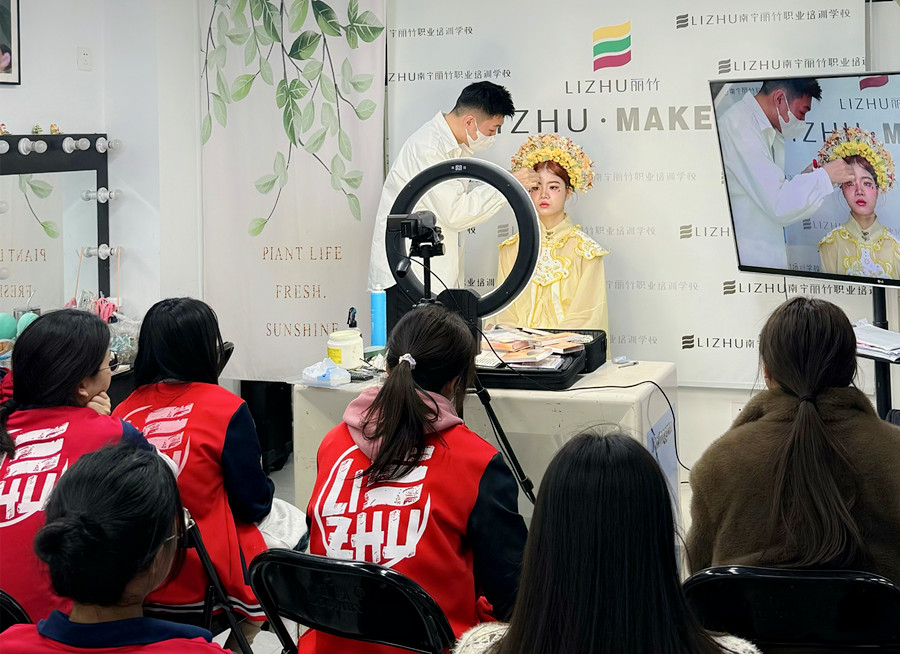 簪花寫真妝容特點，南寧化妝寫真培訓(xùn)學(xué)?？偨Y(jié)