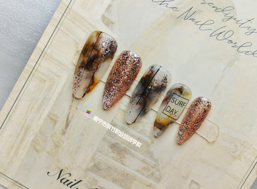 潑墨暈染美甲，廣西南寧美甲職業(yè)技術(shù)學(xué)校作品