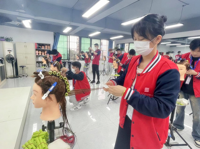 國(guó)際標(biāo)準(zhǔn)卷杠考核，南寧燙染剪技術(shù)進(jìn)修班課堂