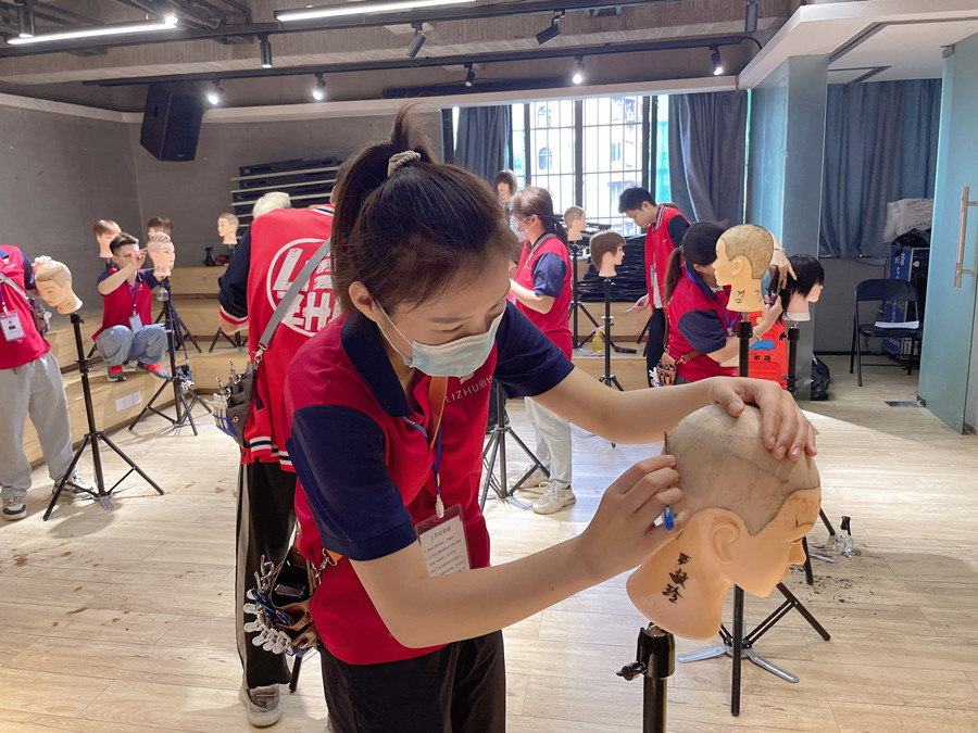 美發(fā)剃刀的使用技巧，廣西美發(fā)理發(fā)職業(yè)學校告訴你