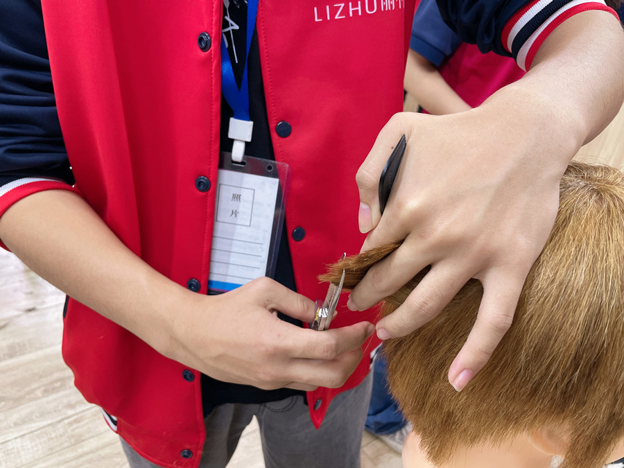 如何準確定位側面頭發(fā)的落點？廣西學剪發(fā)