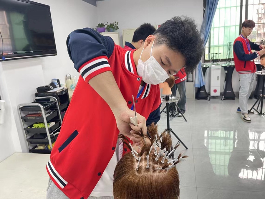 什么是錫紙燙？廣西美發(fā)燙染剪學校課程講解