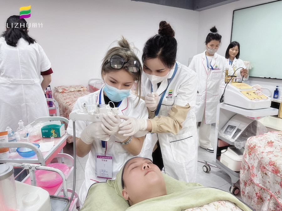 學美容儀器的基礎，南寧美容學校一對一教學