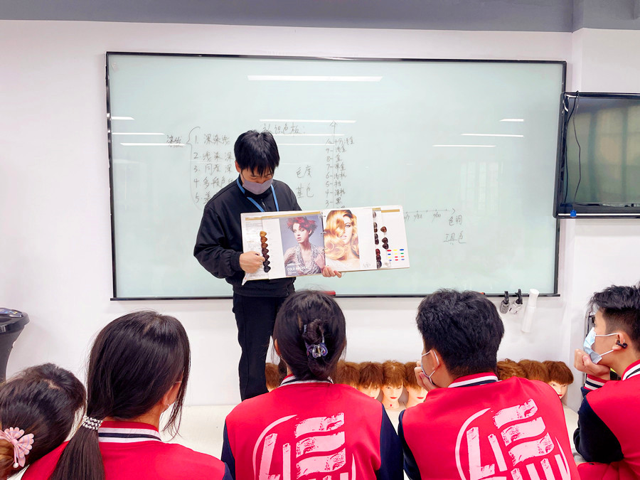 認(rèn)識染發(fā)系統(tǒng)和色板，南寧學(xué)染發(fā)基礎(chǔ)