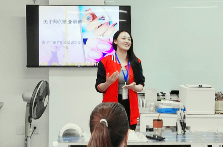 你好！歡迎來到南寧美甲培訓(xùn)學(xué)校