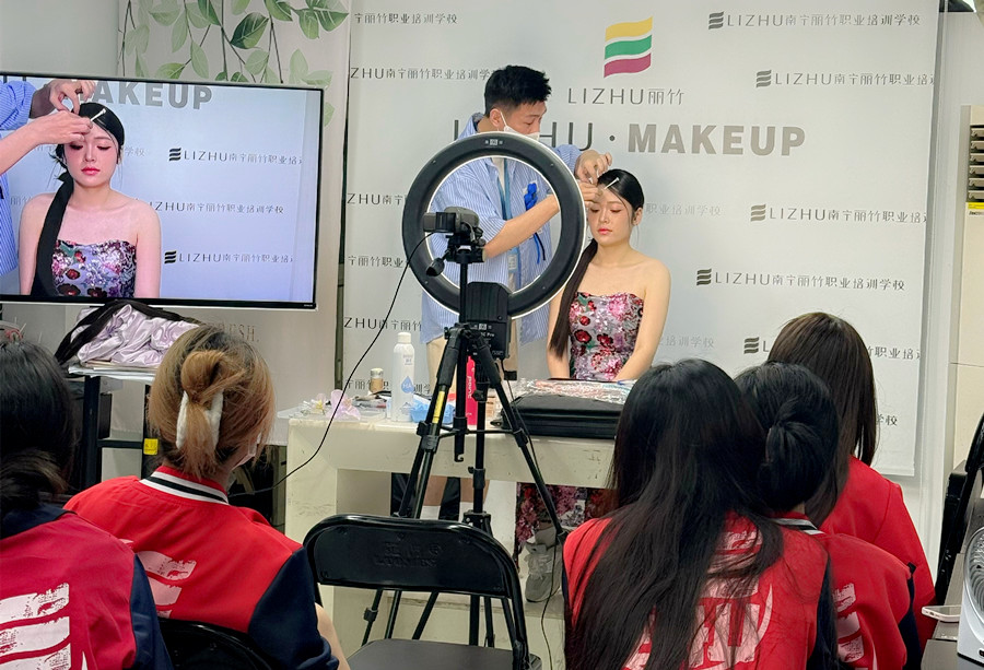 新中式禮服新娘造型特點(diǎn)，廣西新娘妝跟妝課程