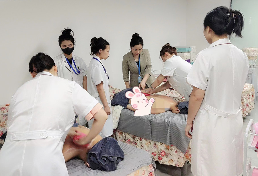 揉腹的好處，南寧美容美體健康學(xué)校講解