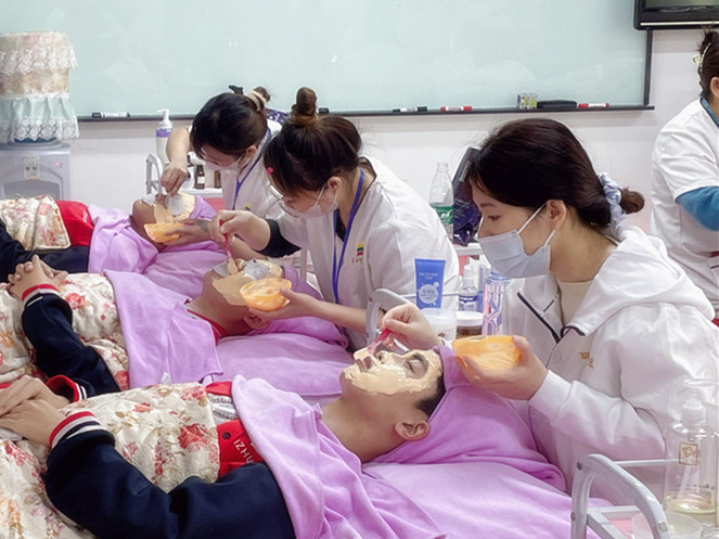 大愛(ài)喜歡軟膜粉護(hù)膚的原因，廣西學(xué)皮膚管理