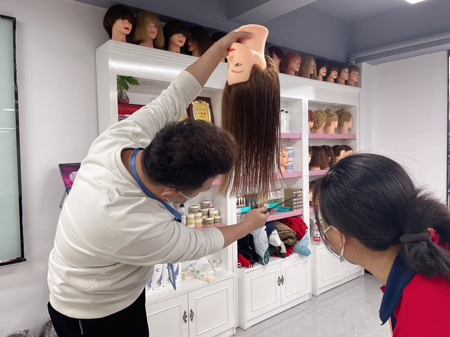 長碎發(fā)怎么剪？南寧剪發(fā)理發(fā)培訓(xùn)學(xué)校課件