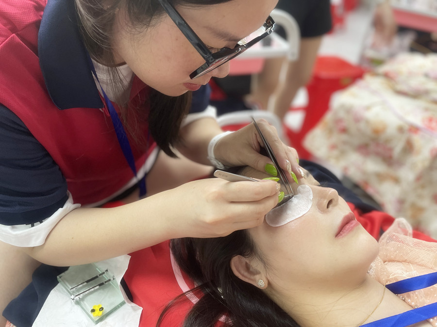 美睫后眼睛癢？廣西美甲美睫學校幫你解決