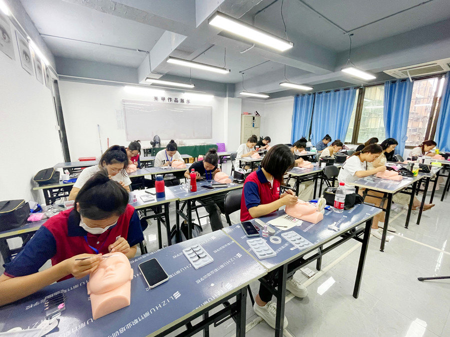 廣西南寧美睫專業(yè)學(xué)校5月火熱開(kāi)班