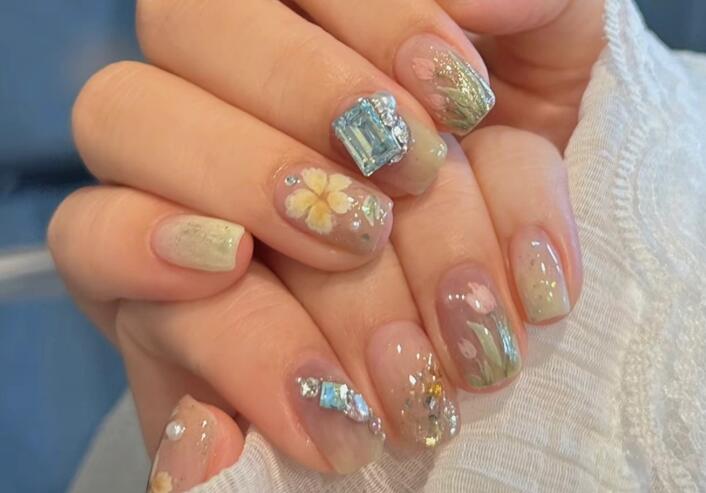 夏日彩繪花朵美甲，南寧美甲造型去哪學？