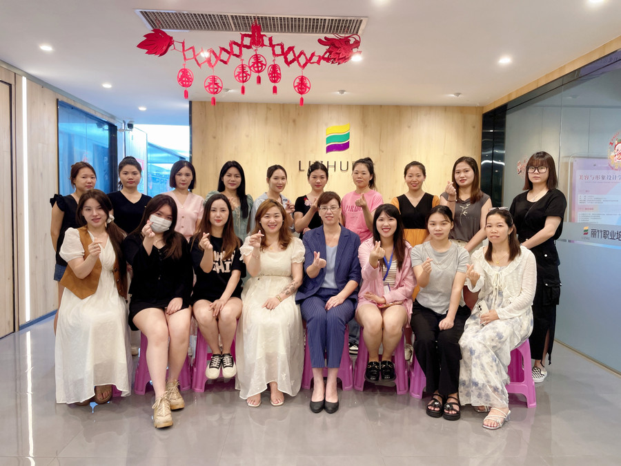 圓滿收官！南寧美睫職業(yè)學(xué)校課程結(jié)束