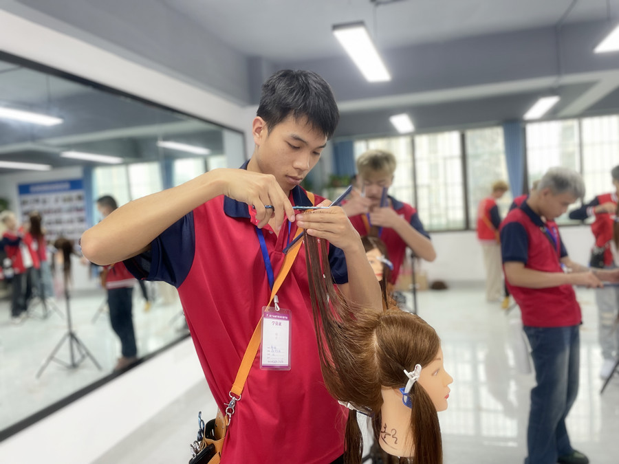 南寧美發(fā)基礎(chǔ)學(xué)校：牙剪是干嘛的？