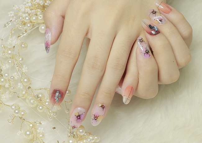 韓式花朵美甲，南寧美甲學(xué)習(xí)中心推薦