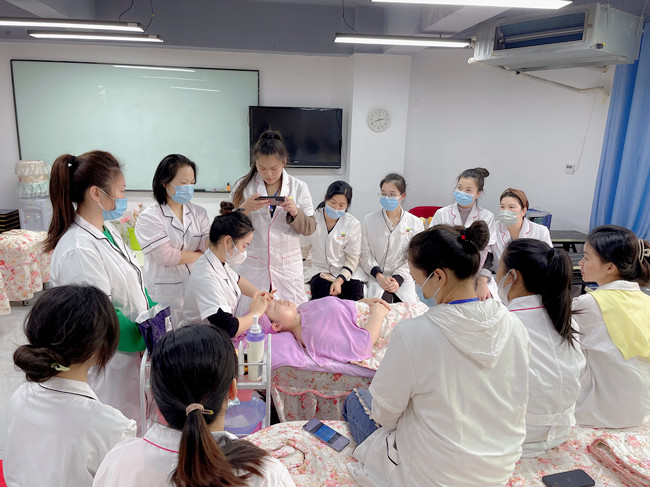 問題皮膚夏日護膚指南，南寧美容養(yǎng)顏學校分享