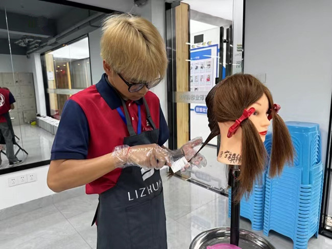 如何進行染發(fā)？南寧燙染實訓課堂