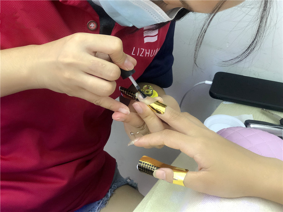 貼甲片和延長甲的區(qū)別，南寧美甲師培訓課程