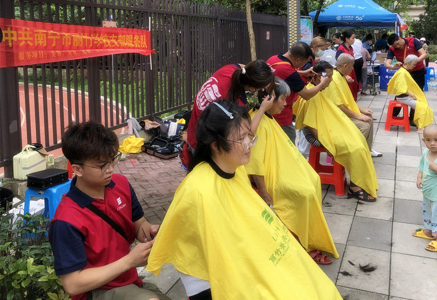 南寧培訓(xùn)美發(fā)社會實踐，為公園溪府小區(qū)居民免費理發(fā)