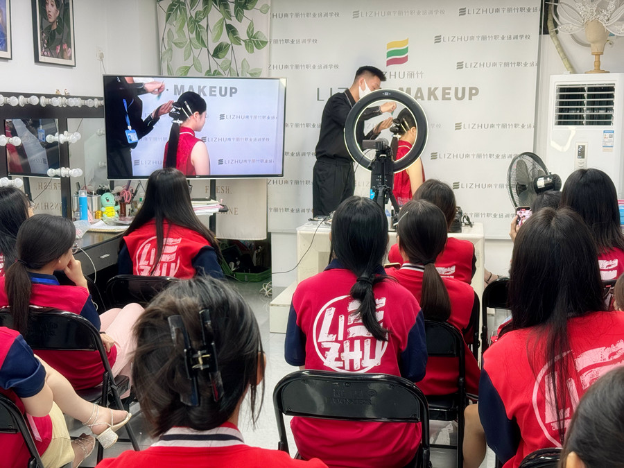 剪紙國風造型課堂，廣西專業(yè)彩妝學校