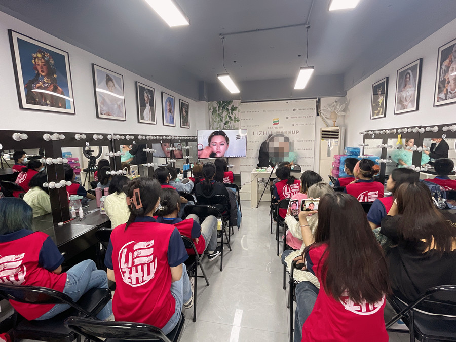 節(jié)目盛典主持人妝容特點，南寧彩妝學(xué)習(xí)