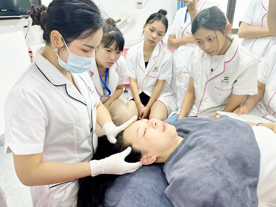 南寧美容教學(xué)實操：按摩頭部的好處