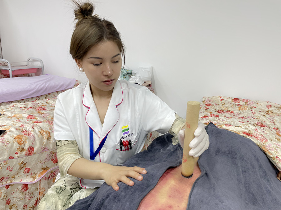 艾條熏背的好處，廣西中醫(yī)美容職校課程分享