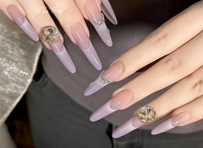 紫色顯白美甲，南寧美甲造型培訓學校分享