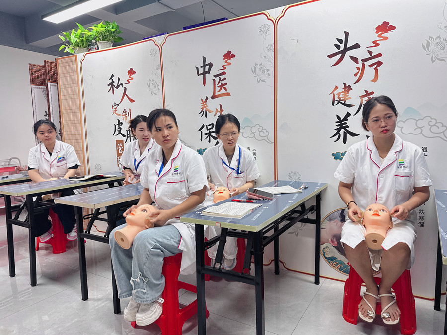 假頭模面部美容教學，南寧美容培訓被認可