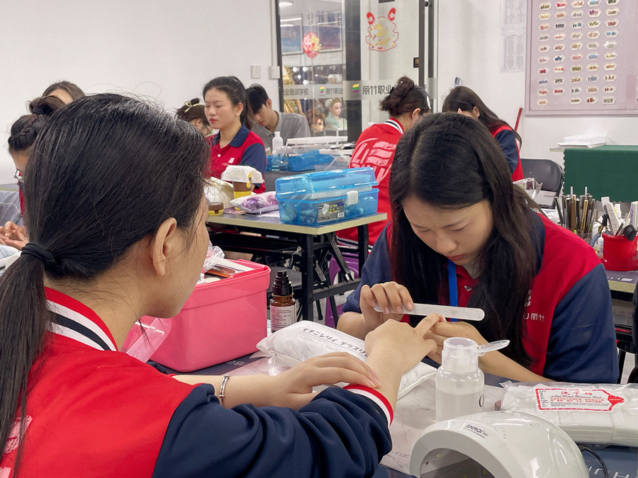 如何成為高價美甲師？廣西學美甲哪里時尚？