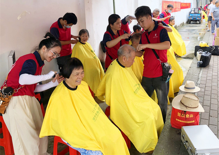 南寧理發(fā)美發(fā)學(xué)校為民免費理發(fā)，個個都是“活雷鋒”