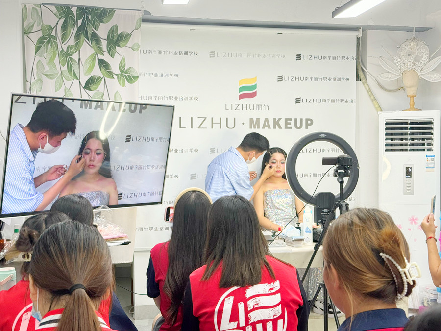 學(xué)人魚公主造型手法示范，了解南寧化妝學(xué)校怎么招生？