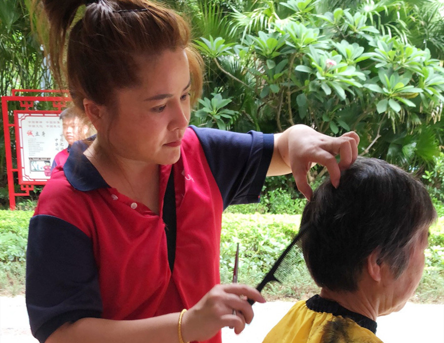 抓剪的操作手法，南寧美發(fā)理發(fā)學(xué)校為你介紹