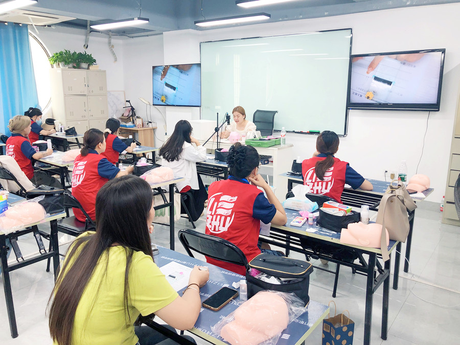 南寧美甲美睫職業(yè)學(xué)校開(kāi)班，學(xué)員爆滿