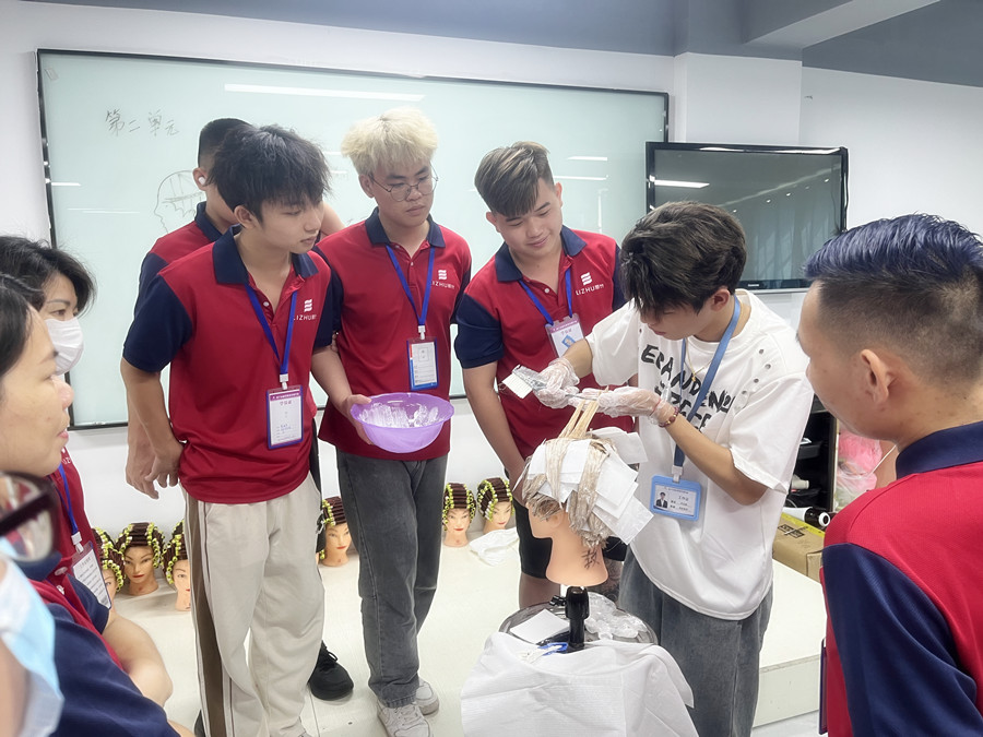 染發(fā)如何涂染膏？南寧專業(yè)燙染分享