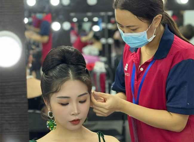 廣西學化妝造型：復古禮服造型