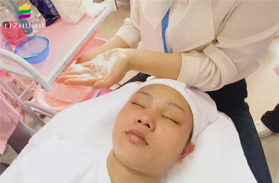 化妝前如何正確護(hù)膚？南寧化妝美容