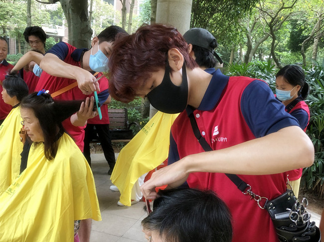 國慶送“禮”，南寧美發(fā)技術(shù)學(xué)校進行免費理發(fā)活動