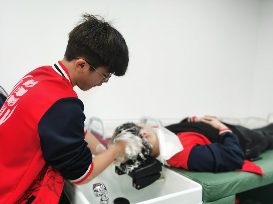 你頭發(fā)掉落的5個原因，南寧美發(fā)護發(fā)職校解析