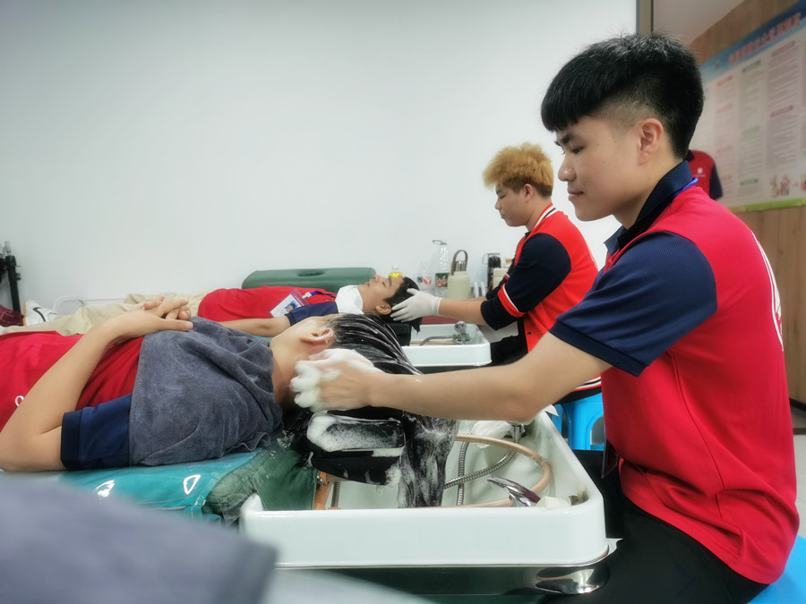 如何通過洗頭將頭發(fā)養(yǎng)好?廣西美發(fā)洗護學(xué)校分享