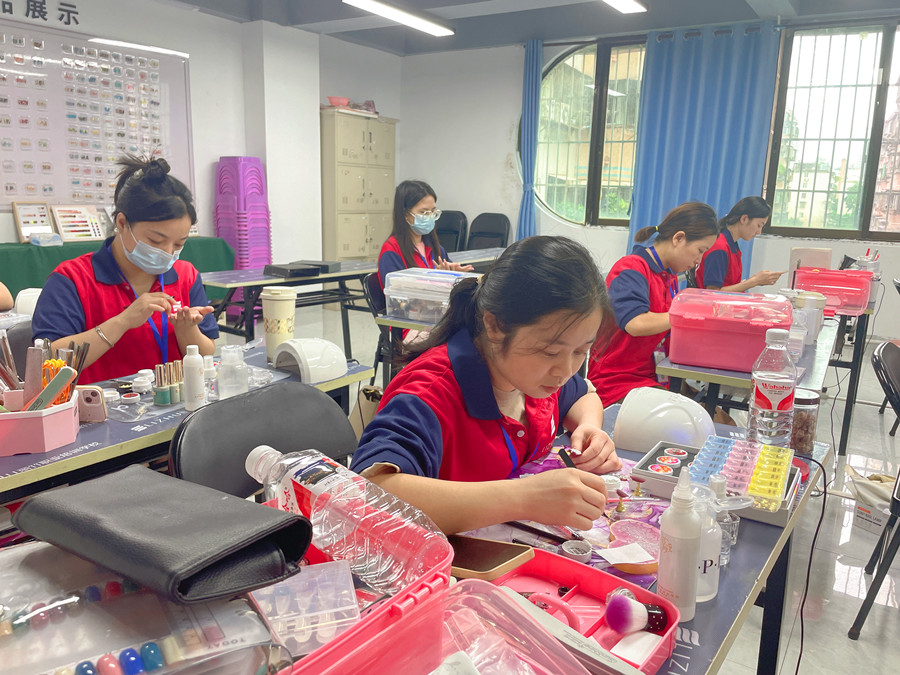 南寧美甲職業(yè)教育：美甲上的飾品怎么卸除（下）