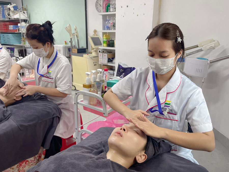 護(hù)膚三部曲有哪些項(xiàng)目？廣西學(xué)美容哪里便宜