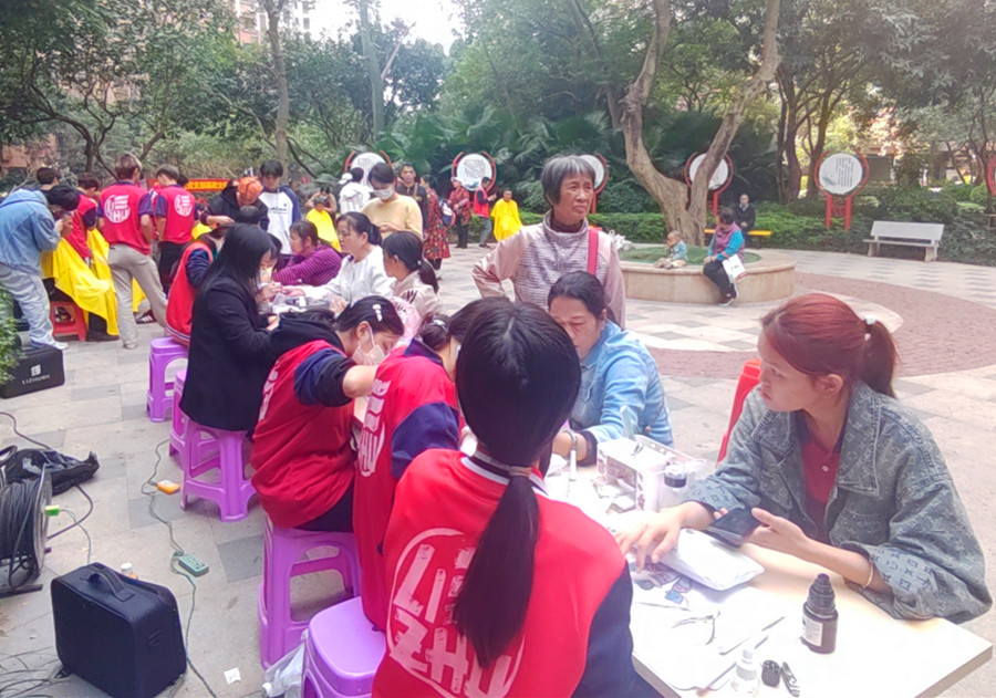 南寧美甲職業(yè)學(xué)校來到愛情海小區(qū)，為居民提供免費(fèi)美甲