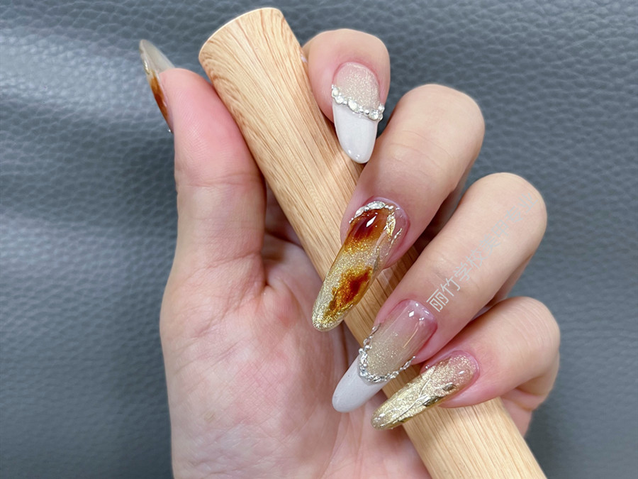 貓眼暈染美甲，廣西美甲課堂學(xué)員作品