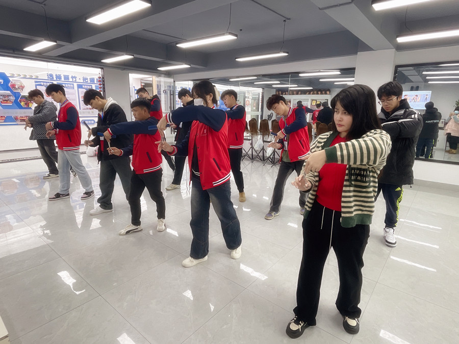 美發(fā)新手如何使用梳子？南寧美發(fā)基礎(chǔ)教學